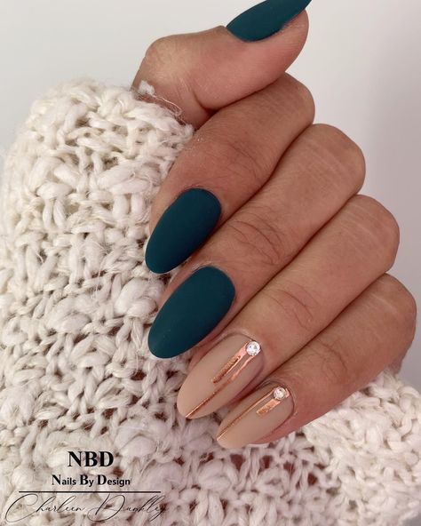 Deep Green and Rose Gold Nail Art Rose Gold Nails For Wedding, Elegant Green Nail Designs, Rose Gold Design Nails, Fall Nails Hunter Green, Green Rose Gold Nails, Rose Gold And Green Nails, Green And Gold Nails Ideas, Deep Green Nails Designs, Green And Rose Gold Nails