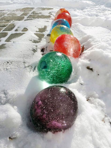 Ice Globe Lanterns, Frozen Water Balloons, Frozen Balloons, Frozen Decorations, Balloon Christmas, Christmas Balloon Decorations, Winter Activities For Kids, Christmas Decorations Diy Outdoor, Winter Crafts For Kids