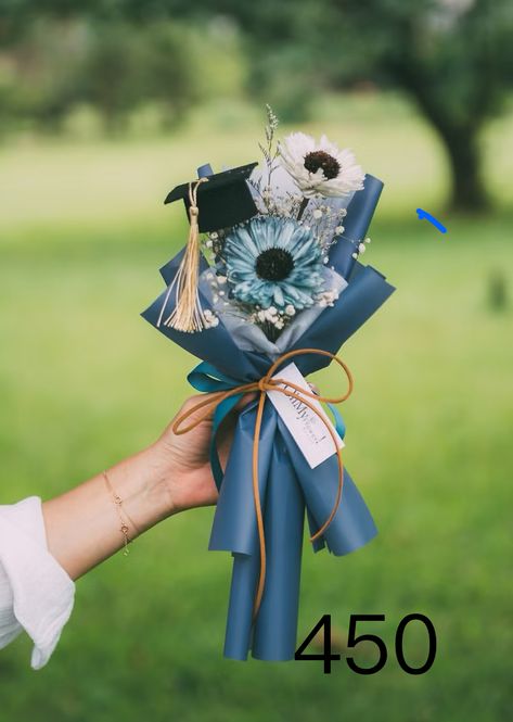 Small Bouquet For Men, Graduation Bouquet Ideas, Graduation Flower Bouquet, Man Bouquet, Ribbon Flowers Bouquet, Flower Boquet, Graduation Bouquet, Flower Shop Design, Graduation Flowers