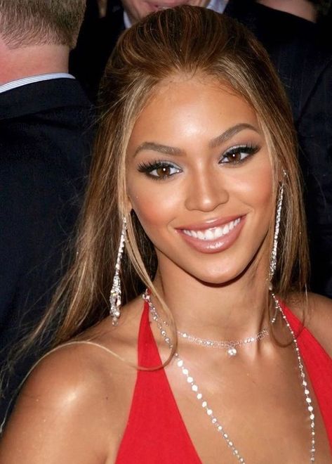 Beyonce No Makeup, Beyonce Makeup Looks, Beyonce Eyes, 2000s Beyonce, Beyonce Makeup, Glossy Lips Makeup, Vaseline Beauty Tips, Nye Makeup, Lips Makeup