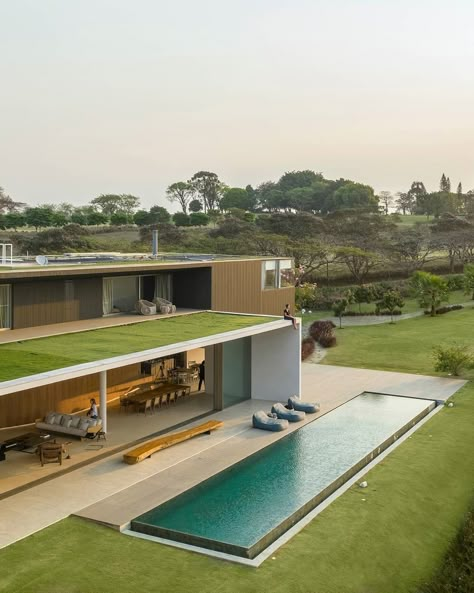 This luxurious vacation home is located right beside a golf course on a quiet street and spreads across an area of 1127 sq.m. All the lesser private social areas are on the ground floor and the private suits are on the upper floor.  House is designed by @studio.arthurcasas and located in Port Feliz, Brazil. Photography by @fernandogguerra.  Looking to position yourself as leading architect or builder in your field? Click on the LINK IN BIO to find out how.  Follow for more 👉 @dwellingcreative Cavo Tagoo Mykonos, Facade Cladding, Dream House Exterior, Pool House, 인테리어 디자인, Future House, Modern House Design, Ground Floor, Architecture House