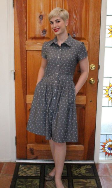 1950's Housewife Dress at www. sewredy.wordpress.com Vintage House Dress Pattern, Shirtwaist Dress Pattern Free, 50s House Dress, Vintage House Dress Sewing Patterns, House Wife Dress, 1940s House Dress, 50s Housewife Dress, House Dress Pattern, 1950s Shirtwaist Dress