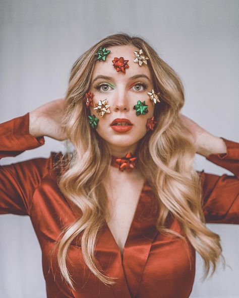 Christmas Photoshoot One Person, Creative Christmas Photoshoot Ideas, Christmas Photoshop Ideas, Christmas Portraits Woman, Christmas Photoshoot Woman, Easy Christmas Photoshoot Ideas, Glam Christmas Photoshoot, Christmas Light Photoshoot, Cute Christmas Photo Ideas