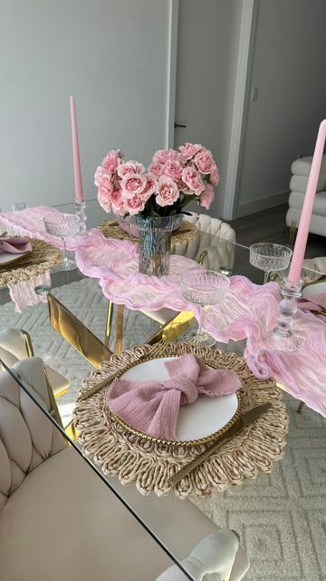 Home decor | Beauty | Table setting on Instagram: "Tablescape idea 💕 Pink edition #tablesetting #tabledecor" Pink Plates Table Setting, Blue Dinning Room, Dining Table Place Settings, Beauty Table, Pink Plates, Table Place Settings, Pretty Birthday Cakes, Place Settings, Dining Room Table