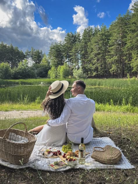 Wedding Prenup Photoshoot Ideas, Anniversary Photo Ideas Couple, Picknick Photoshoot Couple, Picnic Outfit Couple, Wedding Prenup Ideas, Pre Wedding Props, Picnic Couple Ideas, Picnic Wedding Photoshoot, Picnic Poses Photo Ideas Couple