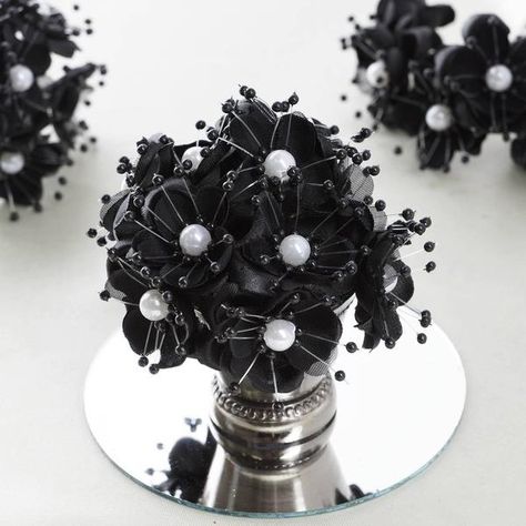 Flowers For Bridal Bouquet, Candles Centerpieces, Bouquet Craft, Diy Favors, Black Wedding Decorations, Diy Floral Decor, Pearl Crafts, Craft Flowers, Flower Braids