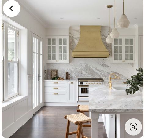 Kitchen Hamptons Style, New Hamptons Style, Hampton Style Kitchen, Tudor House Exterior, Shaker Style Kitchen, Hamptons Kitchen, Kitchen Photography, Hampton Style, Classic Coastal