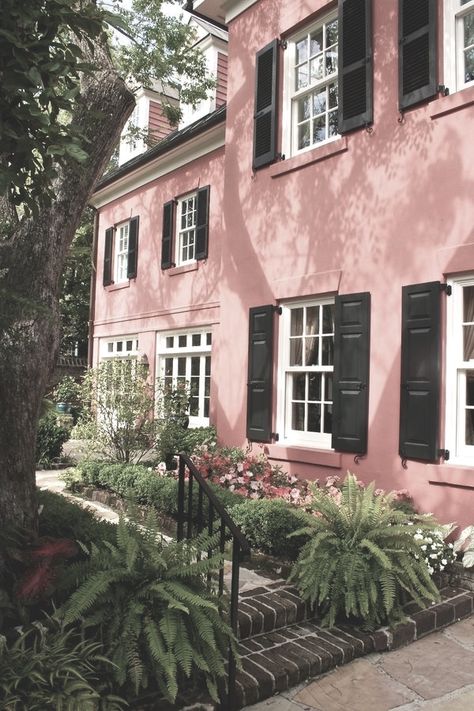 Charleston Houses, Pink House Exterior, Modern House Colors, Charleston Gardens, Charleston Style, Pintura Exterior, Charleston Homes, Southern Homes, Pink House