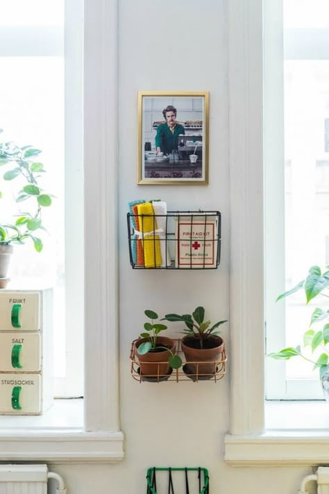 Ready to revamp your storage? Thinking of creating unique furniture or open shelving that's renter-friendly? Try these 10 Surprising New Uses for Old Baskets for an organic yet modern style overhaul. Old Baskets, Home Decor Baskets, Wire Baskets, Wall Gallery, Renter Friendly, Unique Furniture, Basket Decoration, 인테리어 디자인, Home Deco