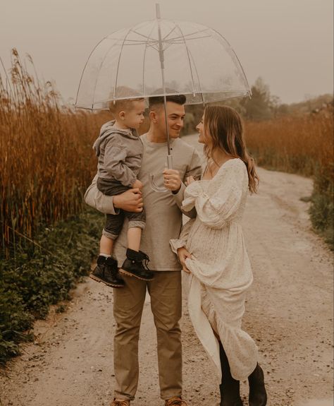 Family Photos Rainy Day, Raining Family Photoshoot, Umbrella Family Photoshoot, Rain Photoshoot Family, Family Pictures In The Rain, Rainy Family Photos, Rainy Day Family Photos, Rainy Maternity Photos, Rainy Day Maternity Photoshoot