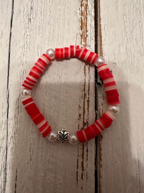 Red bracelet with silver leaf and pearl spacers. Red Bracelet Ideas Clay Beads, Red Bracelet Ideas, Bead Bracelet Ideas, Band Bracelets, Clay Bracelets, Beaded Braclets, Preppy Bracelets, Autumn Bracelet, Rubber Band Bracelet