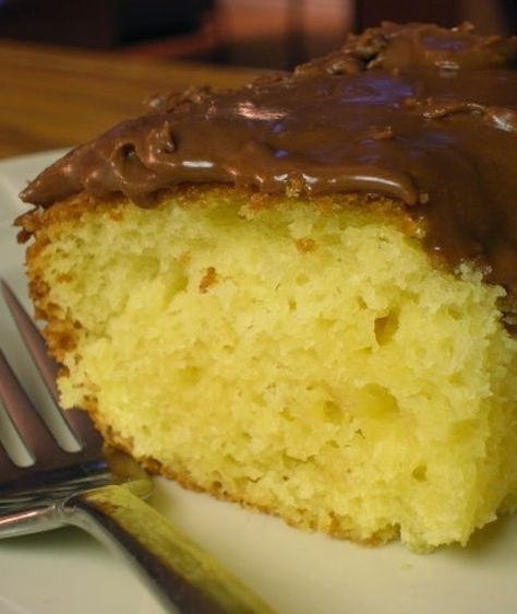 Sour Cream Yellow Cake | I love this recipe! Went great with my homemade fluffy chocolate frosting! Sour Cream Yellow Cake Recipe, Yellow Cake Mix Recipes, Orange Loaf, Recipes Using Cake Mix, Yellow Cake Recipe, Torte Cupcake, Vegetarian Cake, Yellow Cake, Cake Mix Recipes