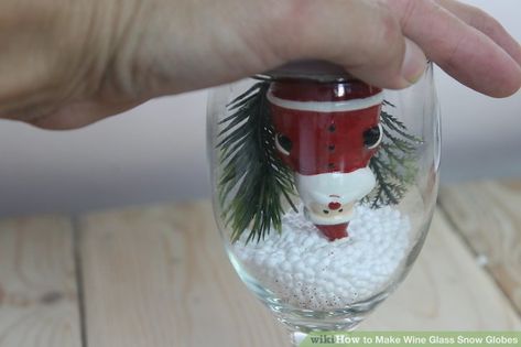 Glass Globes Crafts, Christmas Wine Glasses Diy, Wine Glass Christmas Crafts, Wine Glass Christmas Decorations, Making Snow Globes, Wine Glass Snow Globe, How To Make Wine, Globe Candle Holder, Christmas Table Decorations Diy