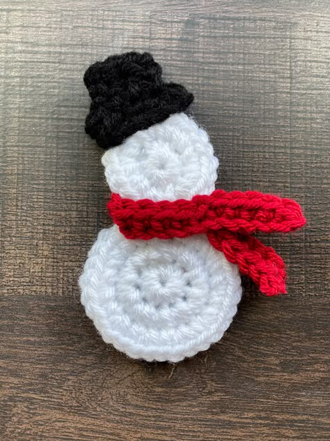 Crochet Applique Patterns Free Christmas, Crochet Snowman Applique Free Pattern, Crochet Christmas Gift Tags Free Pattern, Crochet Snowman Garland, Easy Crochet Snowman, Crochet Snowman Applique, How To Crochet Christmas Ornaments, Easy Snowman Ornaments, Crochet Snowman Ornament Free Pattern