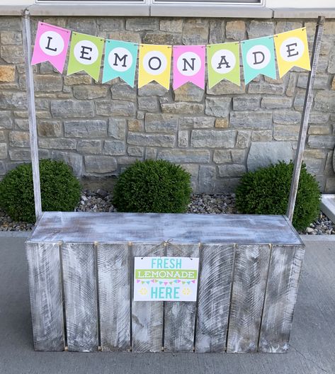 very easy to make lemonade stand diy Fence Picket Projects, Make A Lemonade Stand, Picket Projects, Diy Lemonade Stand, Kids Lemonade, Diy Lemonade, Cedar Fence Pickets, Candy Stand, Fence Pickets