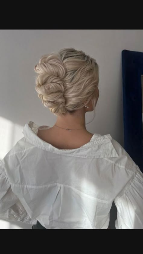 Medium Bob Updo, Old Fashioned Bun Hairstyles, How To Use A Donut Hair Bun, Blonde Wedding Updo, Easy Cute Bun, Chignon Hairstyle, Pony Hairstyle, Trend Hairstyle, Cute Bun