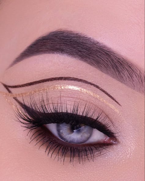 Golden Eyeliner Look, Graphic Look Makeup, Gold Eyeliner Makeup Looks, Golden Eyeliner Make Up, Double Eyeliner Look, Graphic Brown Eyeliner, Double Graphic Liner, Trendy Eyeliner Looks, Gold Liner Eye Makeup