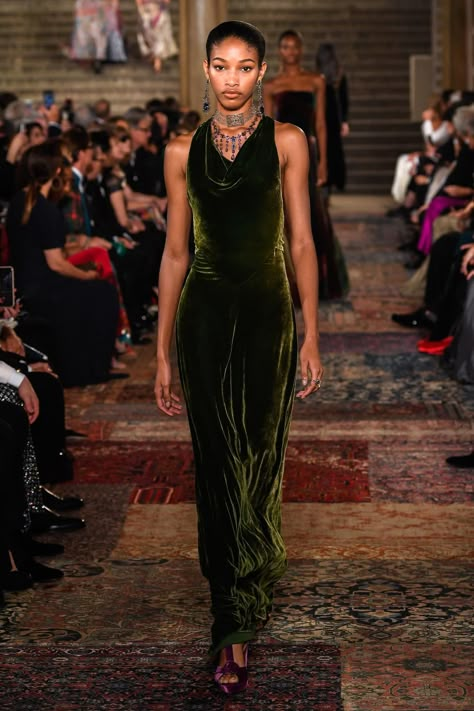 Ralph Lauren: Spring 2019 - The New York Times Ralph Lauren Fashion Show, Ralph Lauren Runway, Crazy Clothes, Ralph Lauren Fall, Elegant Bohemian, Green Velvet Dress, Velvet Clothes, Outfit Chic, Cooler Look