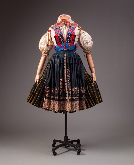 Czech Clothing, Costumes Around The World, Folk Clothing, National Dress, Rehearsal Dress, Folk Dresses, Costume Institute, Folk Fashion, Ethnic Dress