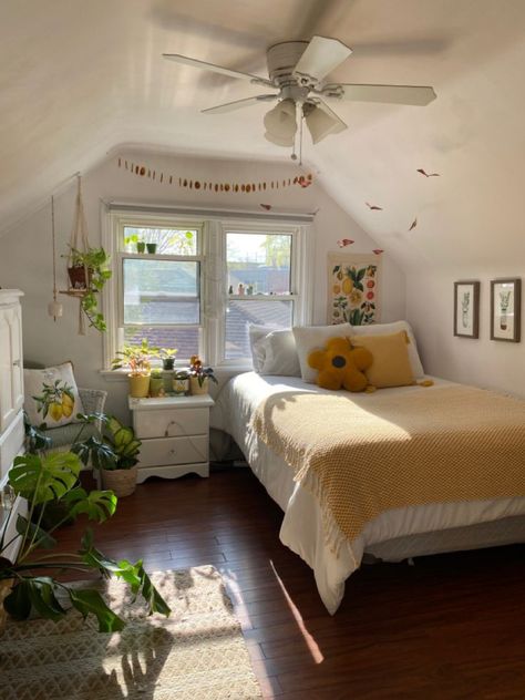 Warm Room Aesthetic Vintage, Pastel Bohemian Bedroom, Sunny Bedroom Ideas, Boho Aesthetic Dorm Room, Cozy Summer Bedroom Ideas, Soft Boho Bedroom, Cottagecore Bedroom Simple, Yellow Room Design, Bedroom Ideas Yellow Walls