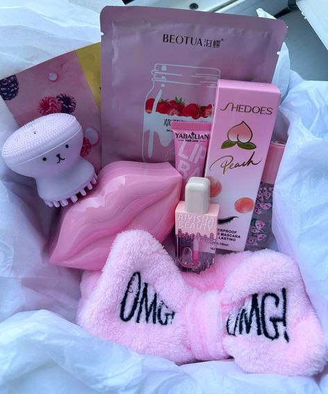 Skin Care Gift Basket Ideas, Gift Ideas Aesthetic, Pink Snacks, Girly Christmas Gifts, Diy Gifts To Sell, Hello Kitty Birthday Party, Birthday Basket, My Style Bags, Cute Gifts For Friends