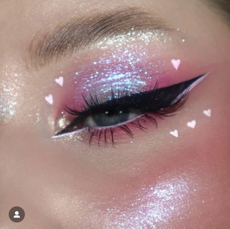 Taylor Swift Eyes, Eye Makeup By Eye Color, Taylor Swift Makeup, Epic Ink Liner, J Makeup, Gingerbread Bakery, Concert Makeup, Concert Hairstyles, Makeup Pictorial