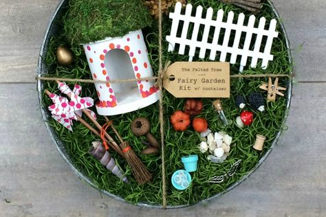 9 adorable ideas for making a summer fairy garden for the kids Garden Party Favors, Beach Fairy Garden, Fairy Garden Gifts, Gnome Houses, Fairy Garden Birthday, Diy Fairy Garden, Fairy Garden Birthday Party, Fairy Garden Kit, Garden Birthday Party