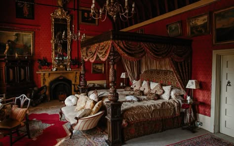 Victorian Bedroom Aesthetic, Gryffindor Room, Gothic Bedrooms, Vampire Bedroom, Hogwarts Bedroom, Hogwarts Room, Medieval Bedroom, Beauty Rooms, Mansion Bedroom