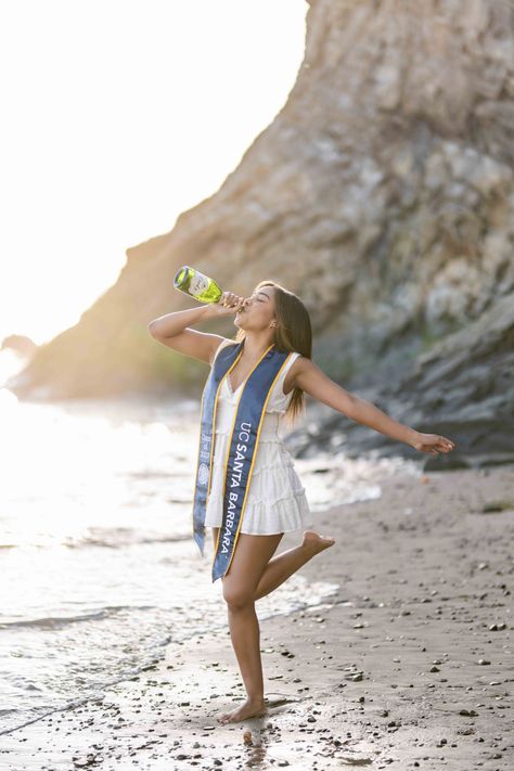 2024 Grad Pictures, Graduation Pictures On The Beach, Marine Biology Graduation Pictures, Beach Graduation Photoshoot, Beachy Graduation Pictures, Beach College Graduation Pictures, College Graduation Beach Pictures, Graduation Picture Ideas Beach, Graduation Photos Beach