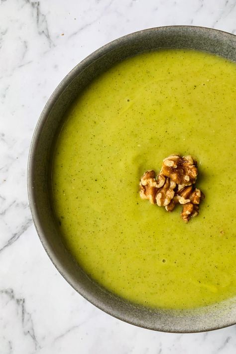 This is my healthly zucchini leek soup recipe, which is super creamy and the best part doesnt include any cream! Pasta With Mushrooms, Leeks Soup Recipes, Baked Feta Pasta, Homemade Soups, Zucchini Soup, Baked Feta, Green Soup, Feta Pasta, Leek Soup