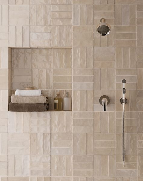 Bathroom Color Tiles, Bath Floor Tile, Deco House, White Wall Tiles, Ceramic Decoration, Bathroom Inspiration Decor, Upstairs Bathrooms, Bathroom Redo, Main Bathroom