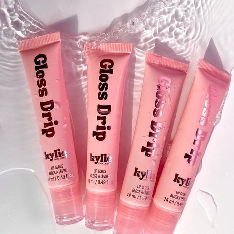 Kylie Cosmetics on Instagram: “our juiciest gloss ever 💦 #glossdrip provides a wet look without the stickiness, leaving lips soft & with the perfect mirror-shine finish …” Kylie Gloss Drip, Gloss Drip, Kylie Gloss, Dripping Lips, Kylie Lips, Soften Lips, Kylie Cosmetics Makeup, Kylie Cosmetic, Makeup Aesthetic