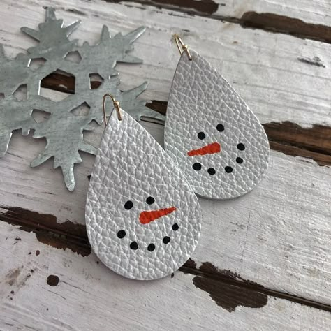 Lotus Flower Jewelry, Painted Snowman, Snowman Earrings, Diy Leather Earrings, Leather Jewelry Diy, October Birthstone Jewelry, Winter Earrings, Snowman Faces, Snowman Painting