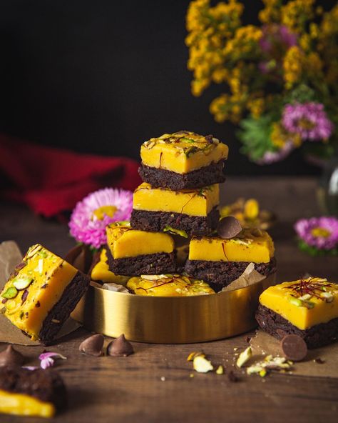 Eggless brownie layer topped with easy kesar(saffron)burfi layer. Chocolatey, milky creamy and fudgy with hints of saffron and green cardamom, these bites are one divine dessert to make anytime and enjoy. Ganpati Special Sweets, Diwali Hamper Ideas For Bakers, Diwali Fusion Desserts, Diwali Dessert Hampers, Fusion Sweets, Diwali Desserts, Fusion Desserts, Indian Mithai, Easy Indian Dessert Recipes