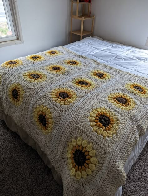 Sunflower Crochet Blanket Granny Squares, Easy Sunflower Granny Square Crochet, How To Make A Sunflower Granny Square, Crochet Granny Square Sunflower, Granny Square Blanket Pattern Free, Crochet Sunflower Blanket, Sunflower Crochet Blanket, Sunflower Granny Square Blanket, Giant Granny Square Blanket