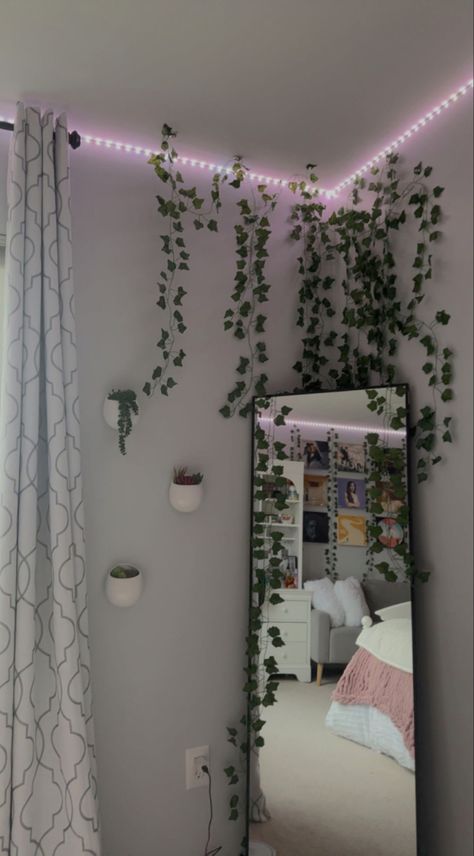 Vines In Bedroom, Simple Rooms, Beautiful Dorm Room, Dorm Room Crafts, Ideas Habitaciones, Diy Wall Decor For Bedroom, Dream Bedroom Inspiration, Girly Apartment Decor, Easy Room Decor