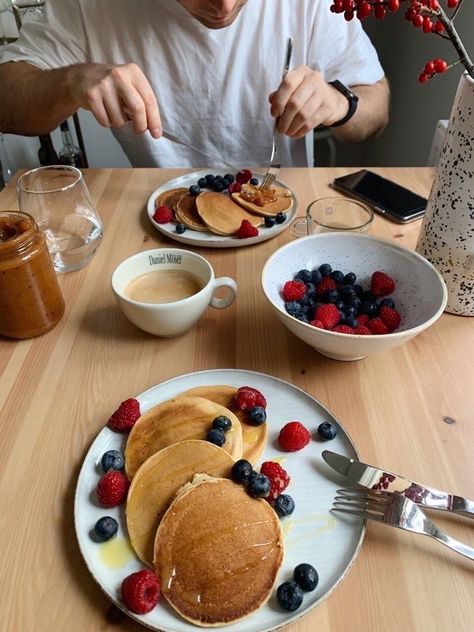 Couple Breakfast, Breakfast Date, Romantic Breakfast, Couple Cooking, Think Food, Charles Leclerc, Food Snapchat, Gigi Hadid, Food Cravings