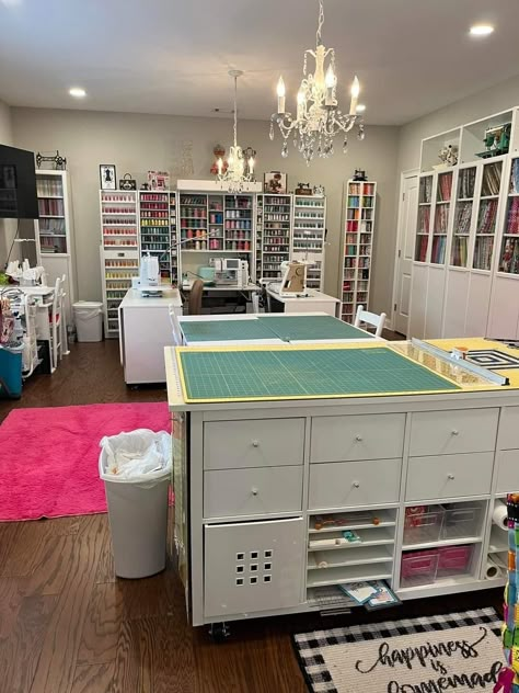 Sewing Studio Organization, Basement Craft Rooms, Office Craft Room Combo, Spare Bedrooms, Craft Studios, Create Room, Sewing Room Inspiration, Small Craft Rooms, Craft Shed