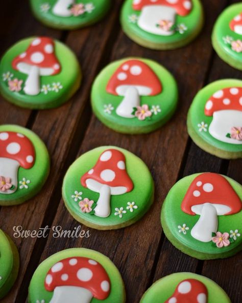 Garden Cookies, Mushroom Cake, Autumn Baking, Mushroom Cookies, Icebox Cookies, Tea Cup Cake, Cookies Theme, Decorated Cookies Tutorial, Sugar Cookie Royal Icing