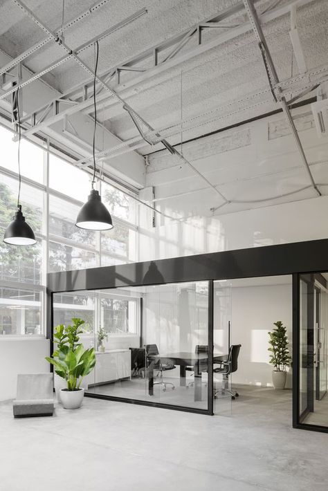 Office In Warehouse, High Ceiling Office Interior, Fashion Warehouse Office, Modern Warehouse Interior, Office With High Ceilings, White Industrial Office, Office High Ceiling, Industrial Office Space Design, Industrial Warehouse Office