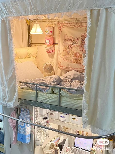 3 Person Bedroom Ideas Small Spaces, Desk Under Bed Aesthetic, Chinese Dorm Room Aesthetic, Coquette Loft Bed, Bunk Bed Room Inspo Aesthetic, Chinese Dorm Room, Aesthetic Room Loft Bed, Dorm Bunk Bed Ideas, Bunk Bedroom Aesthetic