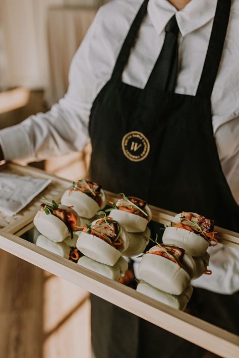 Canapes Ideas Wedding, Mini Bao Buns, Wedding Happy Hour Food, Korean Food Wedding, Wedding Carving Station, Best Wedding Appetizers, Wedding Food Asian, Catering Food Photography, Asian Canapes