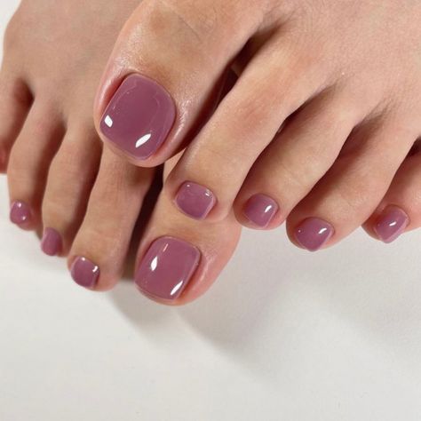 Classy Toenail Colors, Feet Nails Color Gel Polish, Mauve Pedicure Toenails, Pretty Toe Nails For Summer Simple, Summer Nails Feet Toenails, Toe Color Ideas Summer, Classy Pedicure Ideas Toenails, Nail Designs Mauve, Toenail Polish Summer 2024