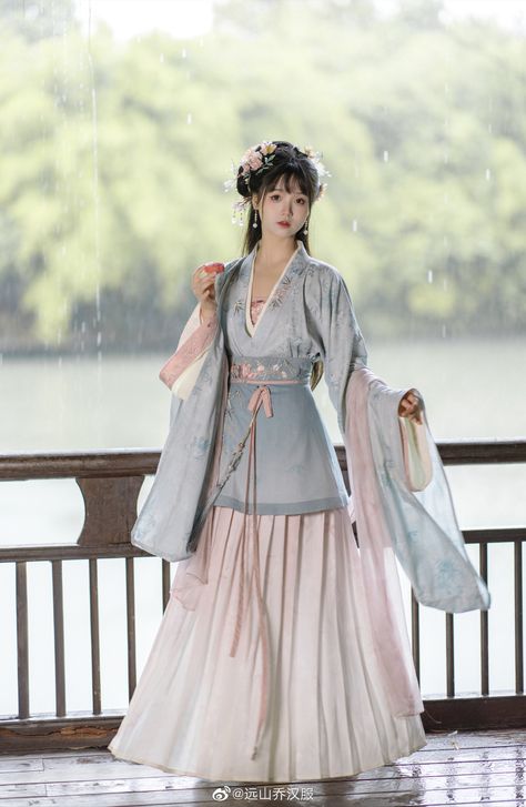 Taiwanese Traditional Clothing, Warrior Hanfu, Old Fashion Dresses, Hanfu Dress, Chinese Clothing, Fantasy Dress, Fantasy Clothing, Kimonos, Traditional Dresses