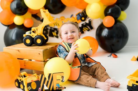 Construction Cake Smash, Construction Theme Party Decorations, Construction Zone Birthday Party, Fox Birthday Party, Construction Birthday Cake, Construction Baby Shower, First Birthday Photography, Construction Cake, Fox Birthday