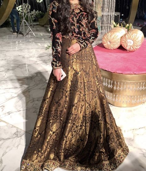 Black Lehnga Dress Pakistani, Black Lehnga Dress, Qawali Night Outfits, Mendhi Dress, Wedding Lehangas, Wedding Dresses Garden, Nikah Ideas, Wedding Dresses Fit, Black Bridal Dresses