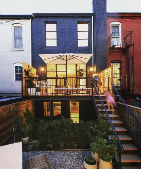 Brick Townhouse, Villa Concept, Upside Down House, New York Townhouse, Brooklyn Townhouse, Townhouse Exterior, Cedar Deck, Townhouse Interior, Exterior House Remodel