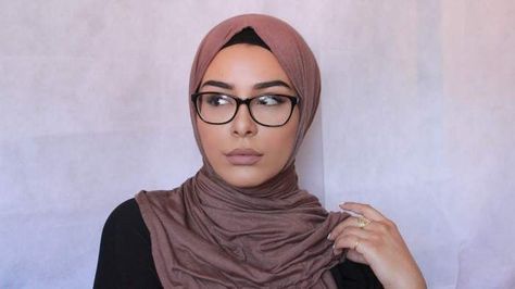 Sisters! Which ones have you been asked? Habiba Da Silva, How To Wear Hijab, Muslimah Style, Fall Fashion Skirts, Hijab Style Tutorial, Jersey Hijab, Glasses Makeup, Hijabi Style, Hijab Styles