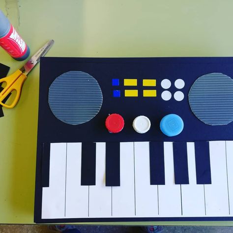 Desde tallers al C.inicial fem més música!! Mireu quin teclat electrònic. Ens servirà per treballar les notes a l'àrea de música.  Desde… Piano, Electronic Products, Quick Saves, Art