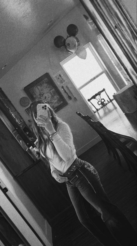 Cowgirl Mirror Selfie, Cute Mirror Pics, Cowgirl Fits, Western Things, Cute Summer Fits, Country Outfit, Ariat Jeans, Casual Country Outfits, Country Style Outfits